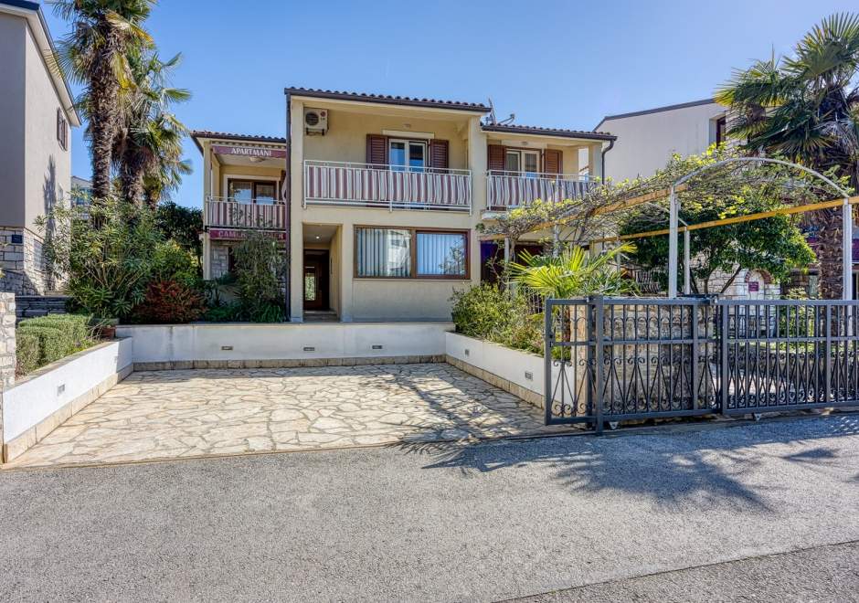 Apartment Pino A1 near the beach