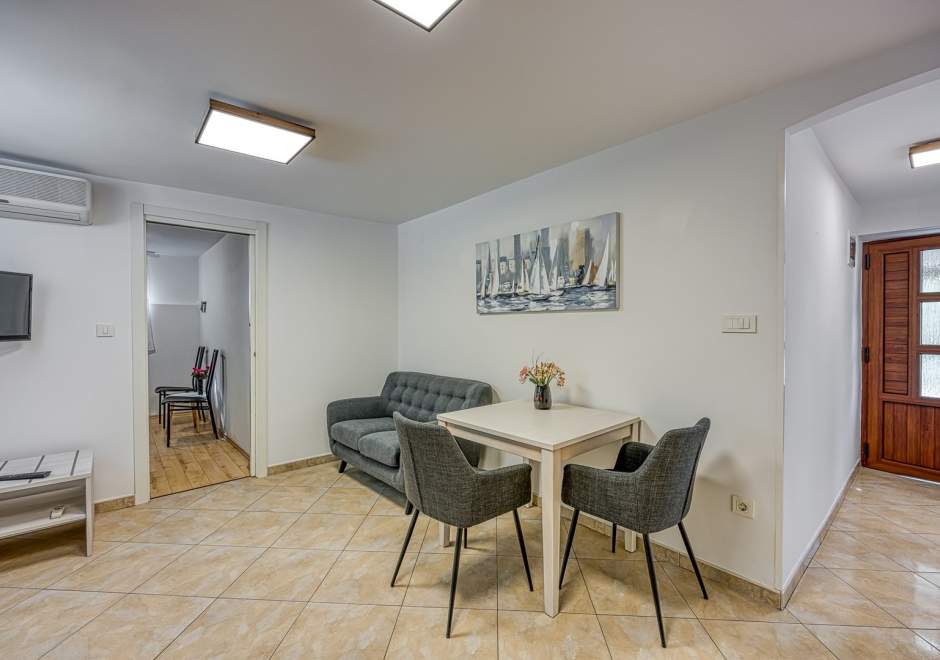 Apartment Pino A1 near the beach