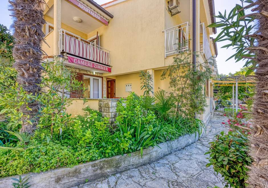 Apartment Pino A1 near the beach