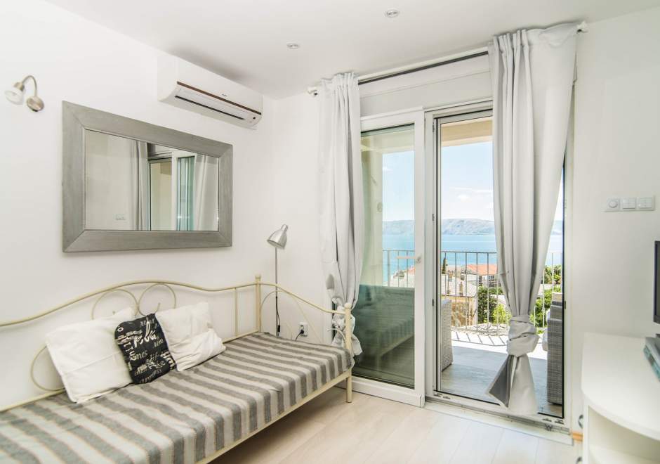 Modern furnished apartment Suzy Lavanda with Balcony and Sea view