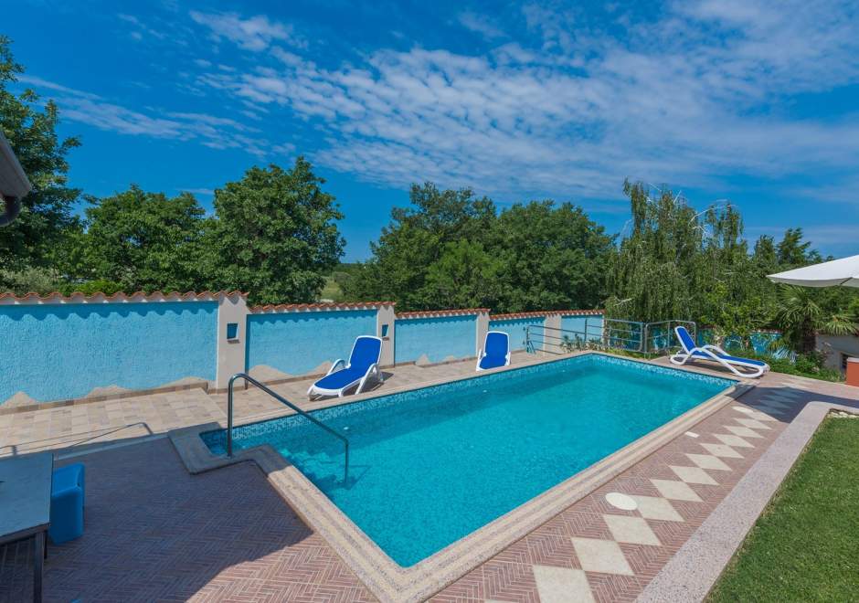 Apartment with Pool View in Villa Anita