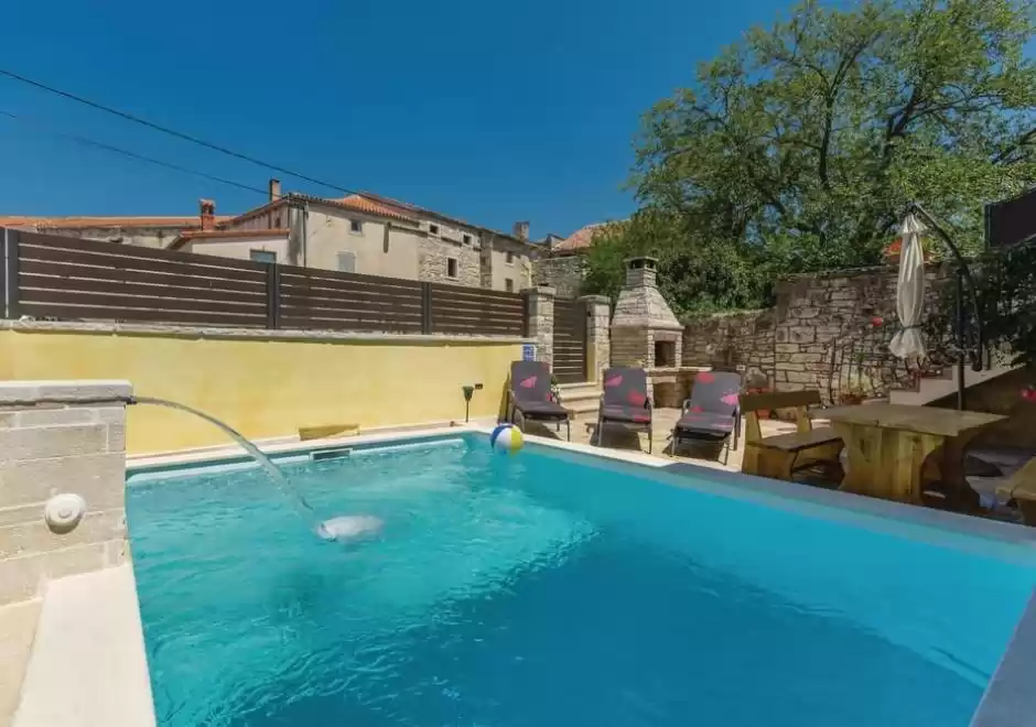 Villa Kris mit Pool und umzäuntem Garten
