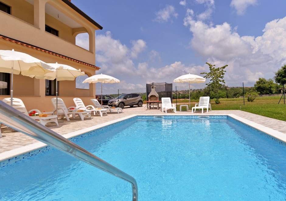 Apartment Dvori with Private Pool and BBQ