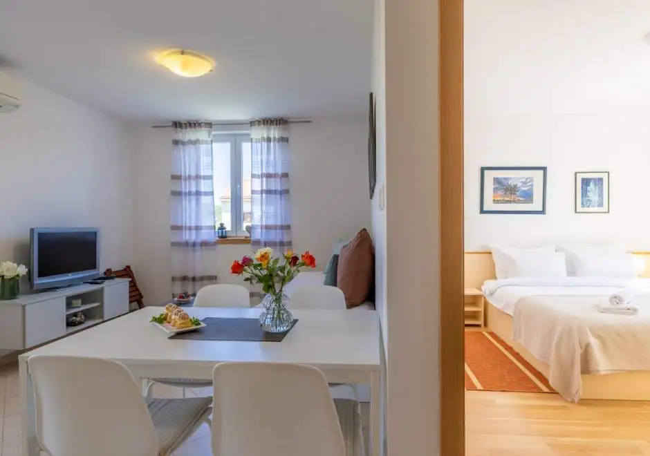 Apartment Nensi with Balcony - Porec