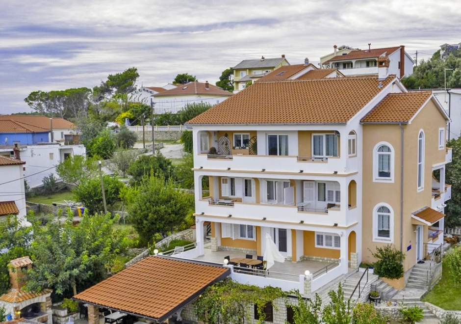 One-Bedroom Andro A2+2