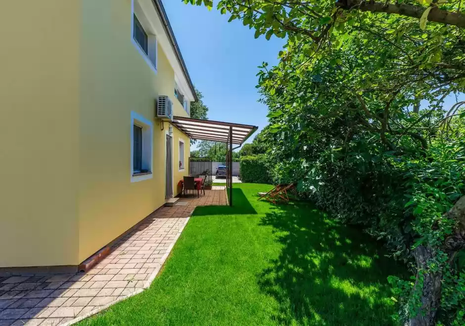 Apartman Nino A3 s terasom i zajedničkim bazenom