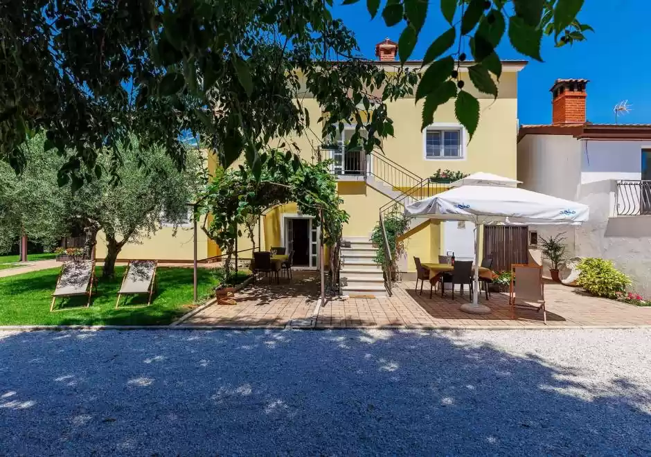 Apartman Nino A3 s terasom i zajedničkim bazenom