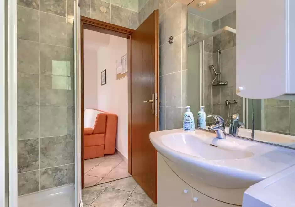 Apartman Nino A3 s terasom i zajedničkim bazenom