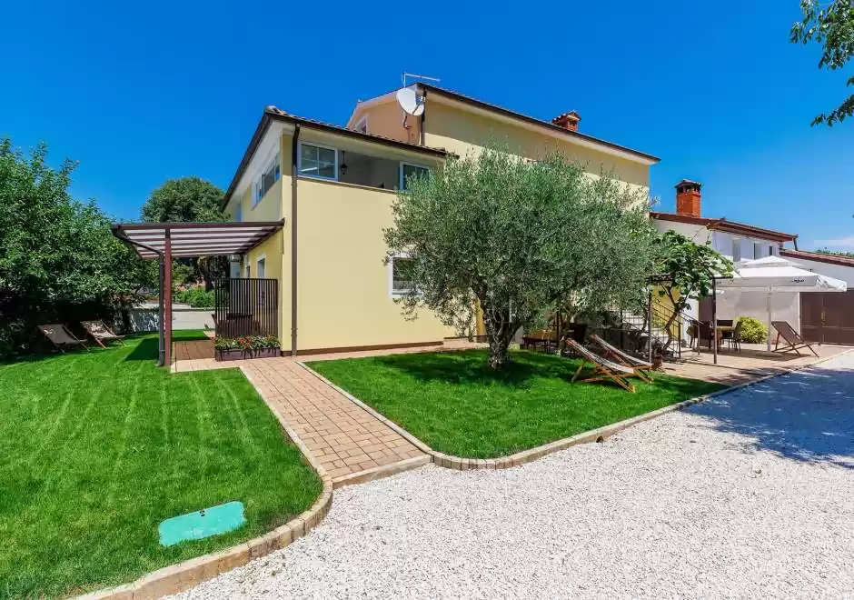 Nino A4 Apartment Terrasse und Gemeinschaftspool