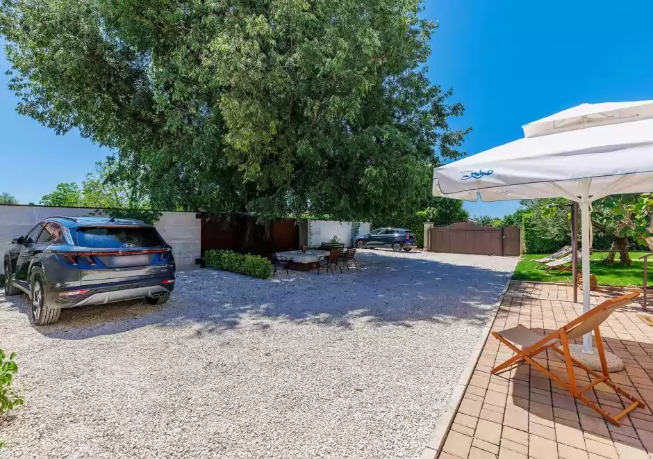 Nino A5 Apartment with Terrace and Shared Pool