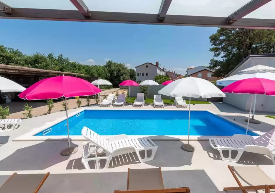 Nino A5 Apartment with Terrace and Shared Pool