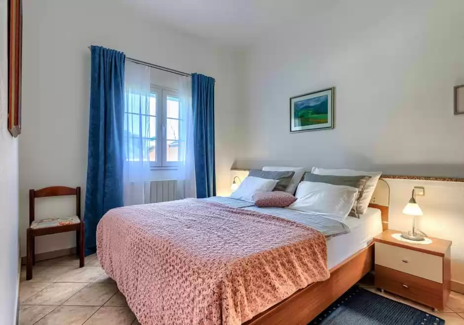 Nino A5 Apartment with Terrace and Shared Pool