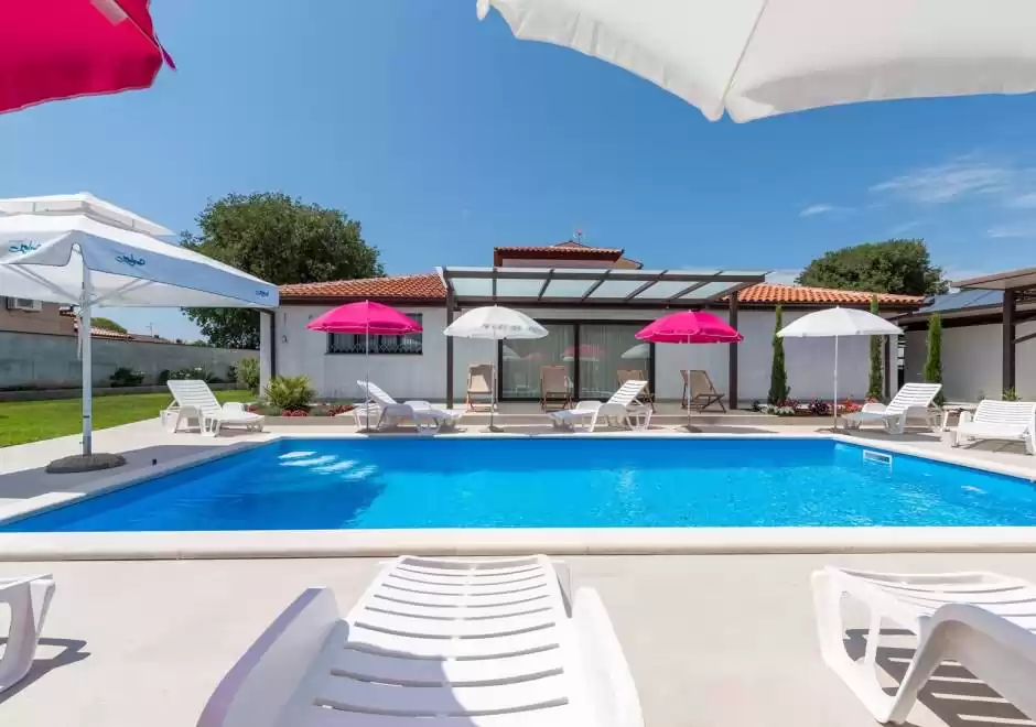 Nino A5 Apartment with Terrace and Shared Pool