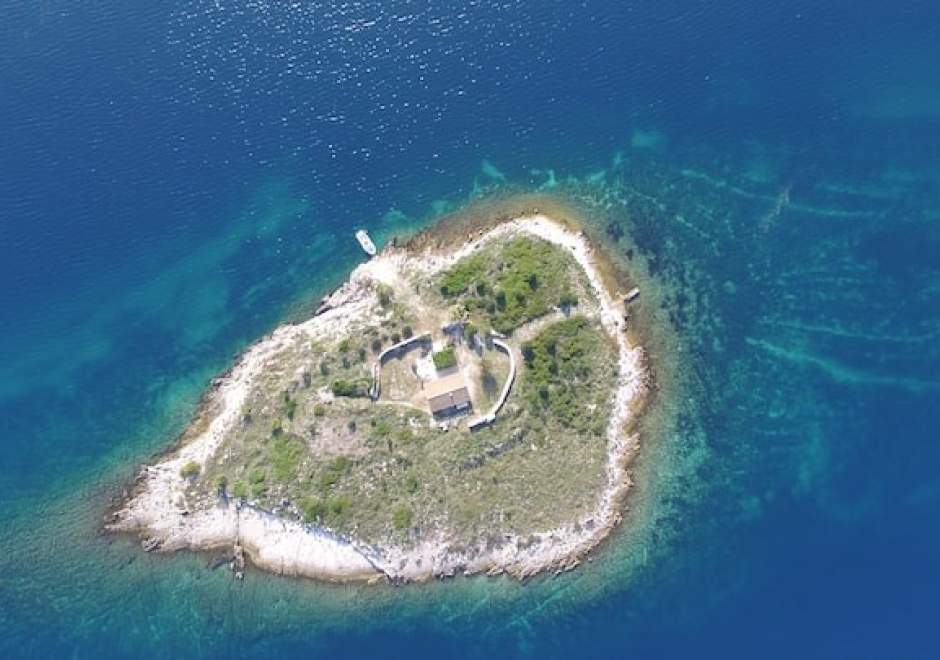 Private Island-Ravna Sika