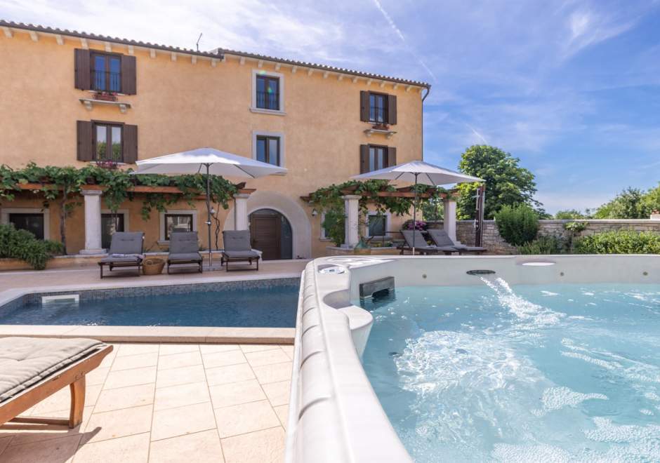 Villa Christina with Pool, Jacuzzi and Sauna