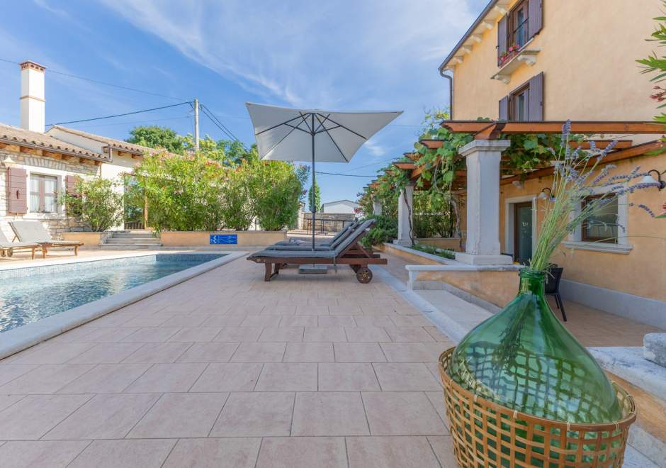 Villa Christina with Pool, Jacuzzi and Sauna