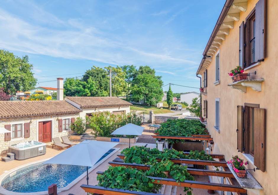 Villa Christina with Pool, Jacuzzi and Sauna