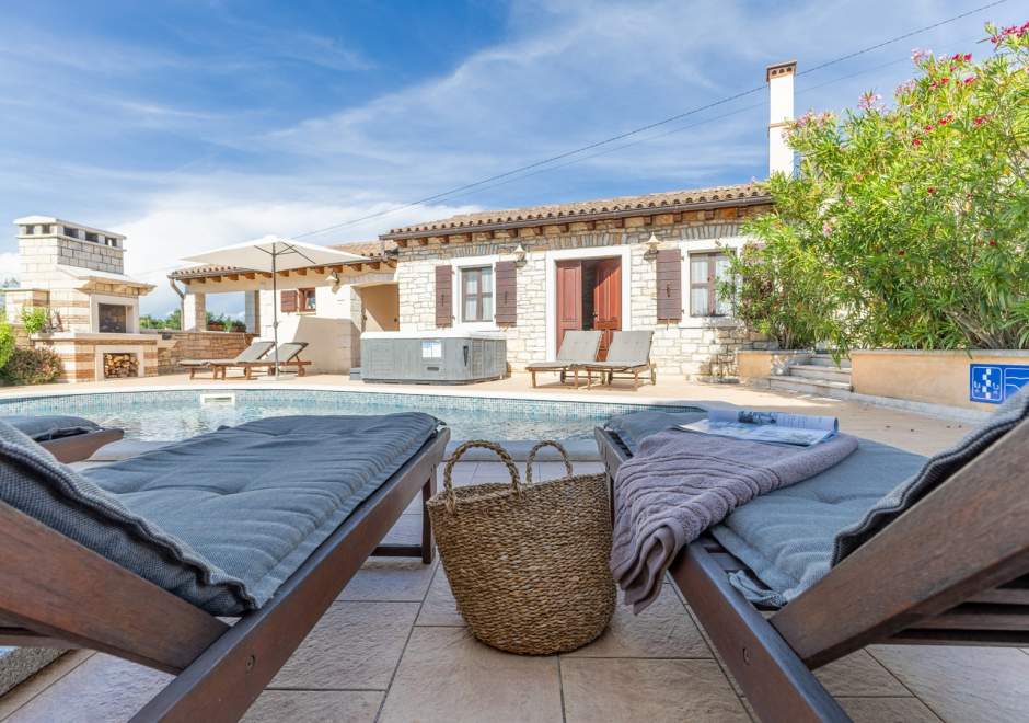 Villa Christina with Pool, Jacuzzi and Sauna