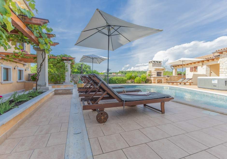 Villa Christina with Pool, Jacuzzi and Sauna