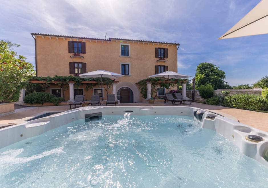 Villa Christina with Pool, Jacuzzi and Sauna