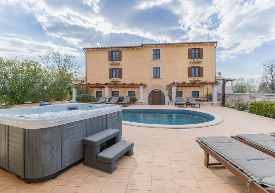 Villa Christina with Pool, Jacuzzi and Sauna