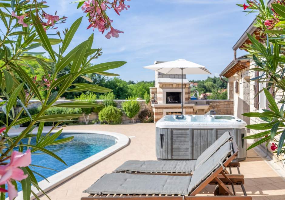 Villa Christina with Pool, Jacuzzi and Sauna