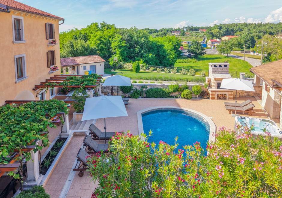 Villa Christina with Pool, Jacuzzi and Sauna