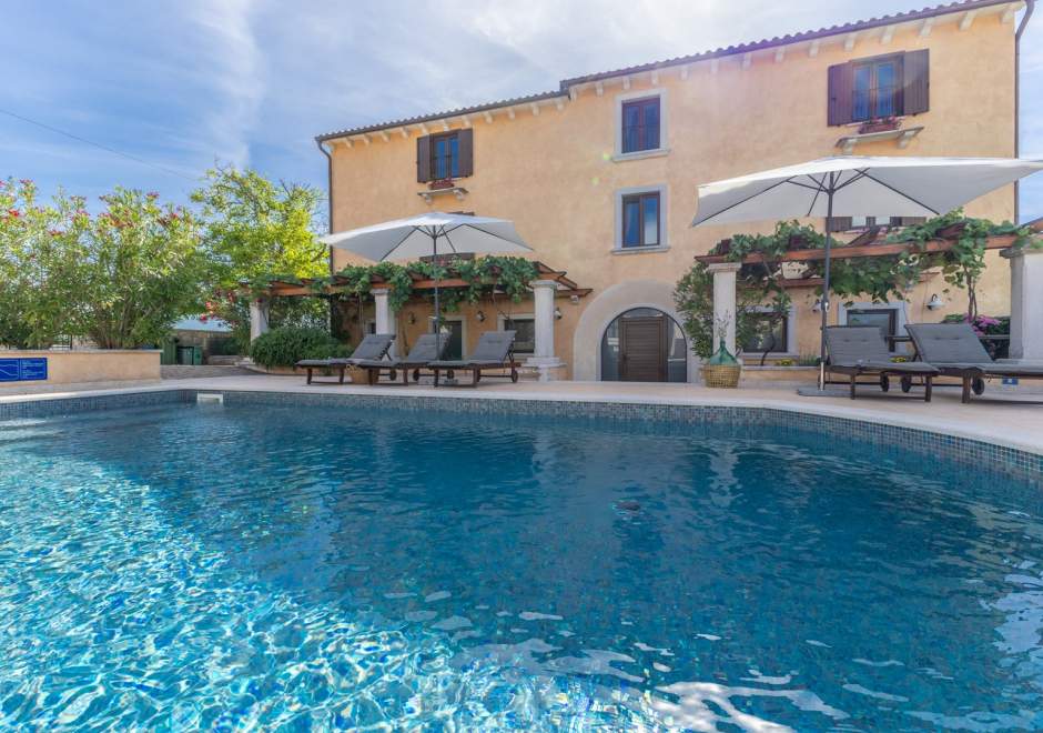 Villa Christina with Pool, Jacuzzi and Sauna
