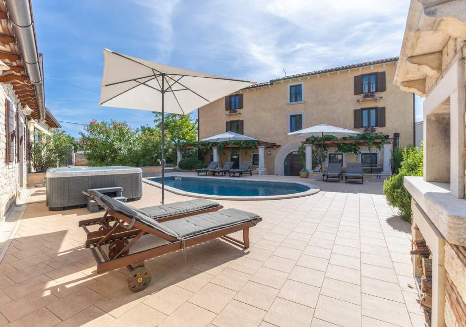 Villa Christina with Pool, Jacuzzi and Sauna