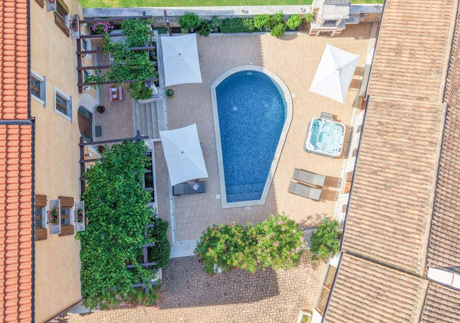 Villa Christina with Pool, Jacuzzi and Sauna
