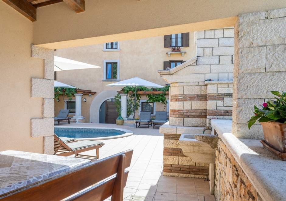 Villa Christina with Pool, Jacuzzi and Sauna