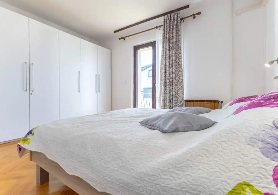 Vera A4 Dvosobni apartman s balkonom