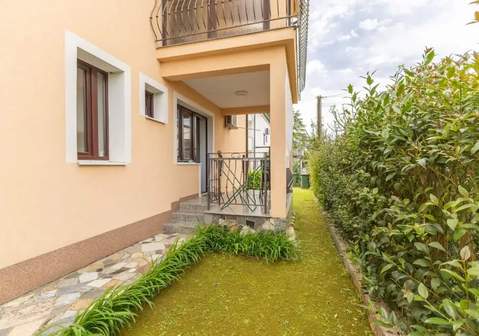 Apartman Vera A2 s pogledom na vrt