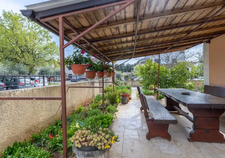 Apartman Vera A2 s pogledom na vrt