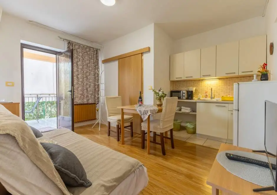 Apartman Vera A2 s pogledom na vrt