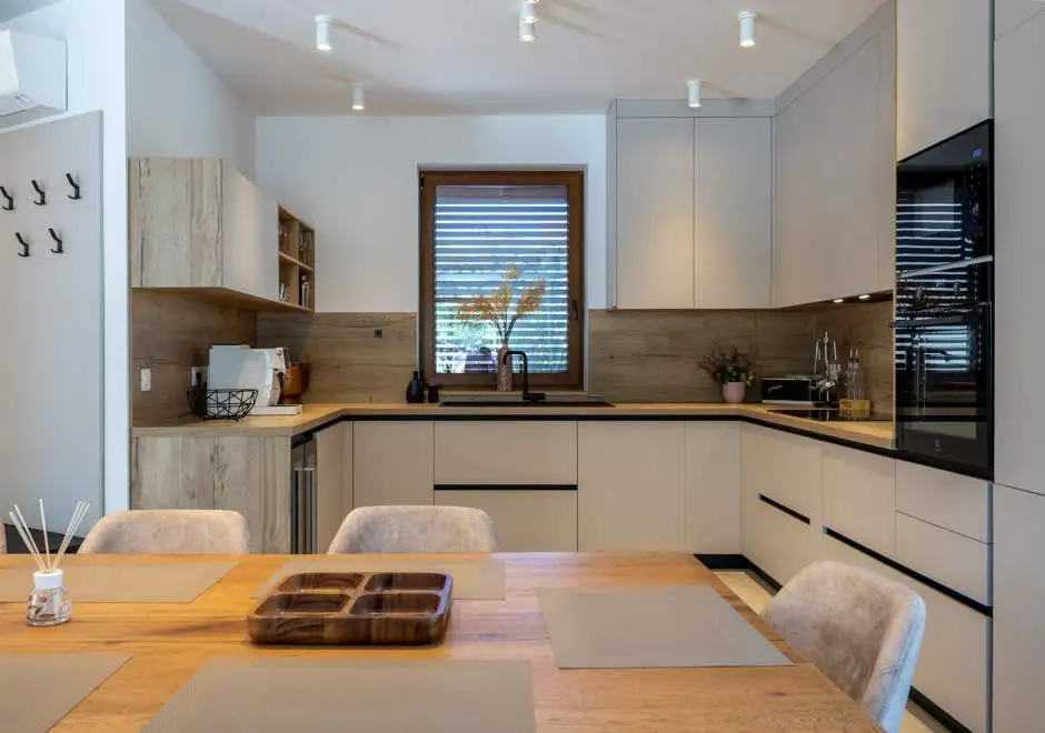 Olive Court Kras