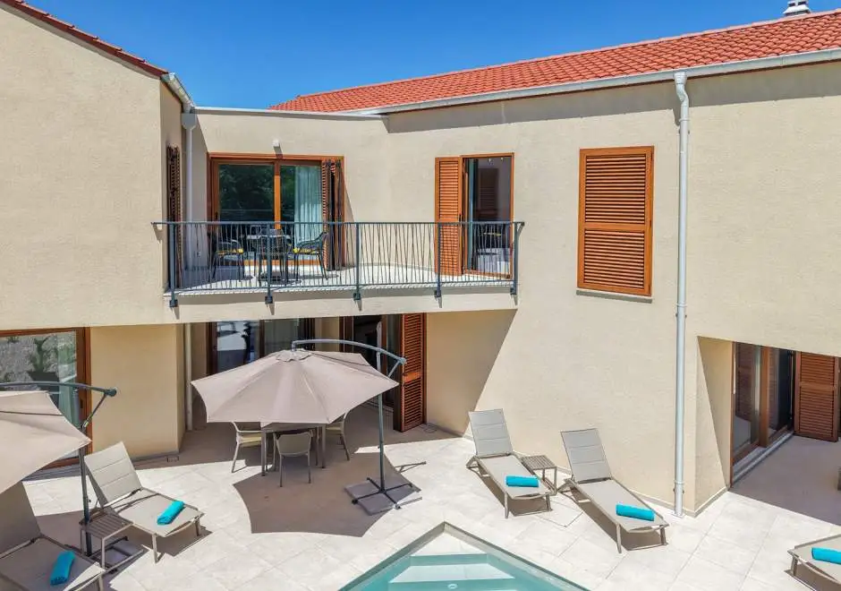 Olive Court Kras