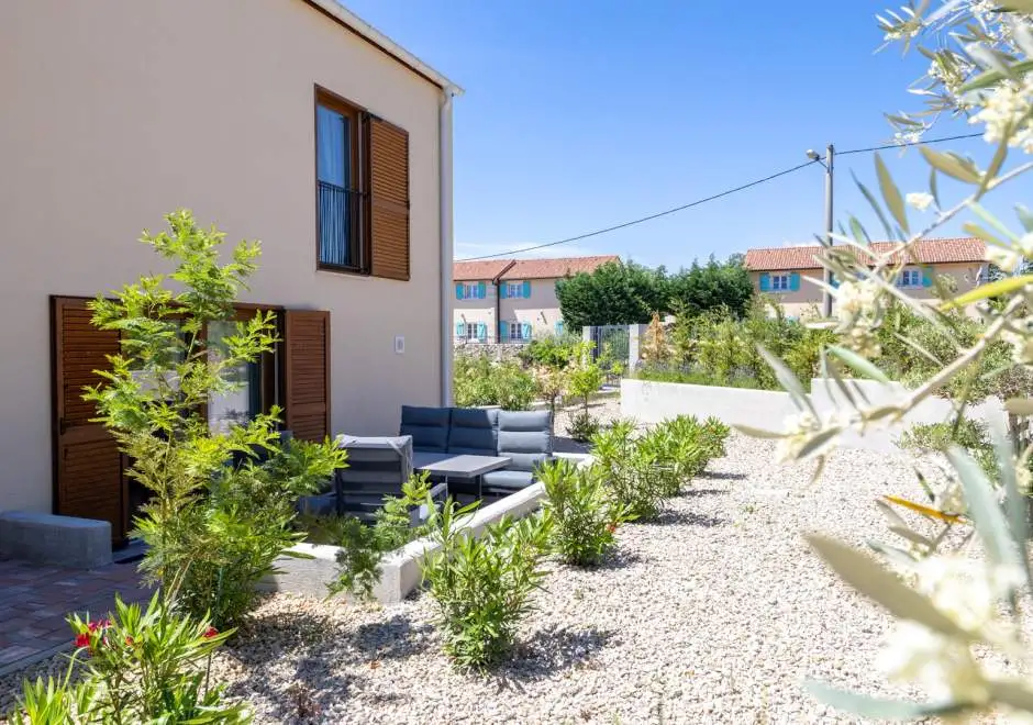 Olive Court Kras