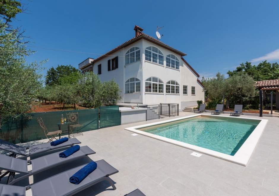 Appartamento con terrazza e piscina - Marinela Korsa I