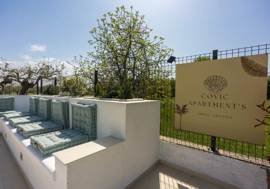 Ferienwohnung Covic White mit Balkon