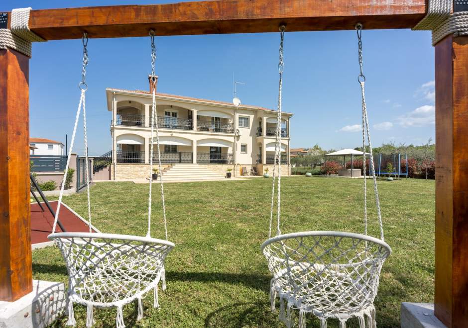 Ferienwohnung Covic White mit Balkon