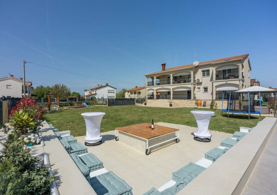 Ferienwohnung Covic White mit Balkon