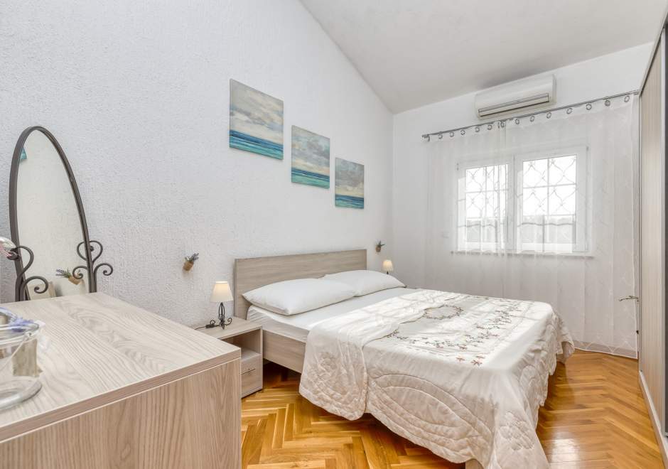 Two-Bedroom Apartment Covic Red