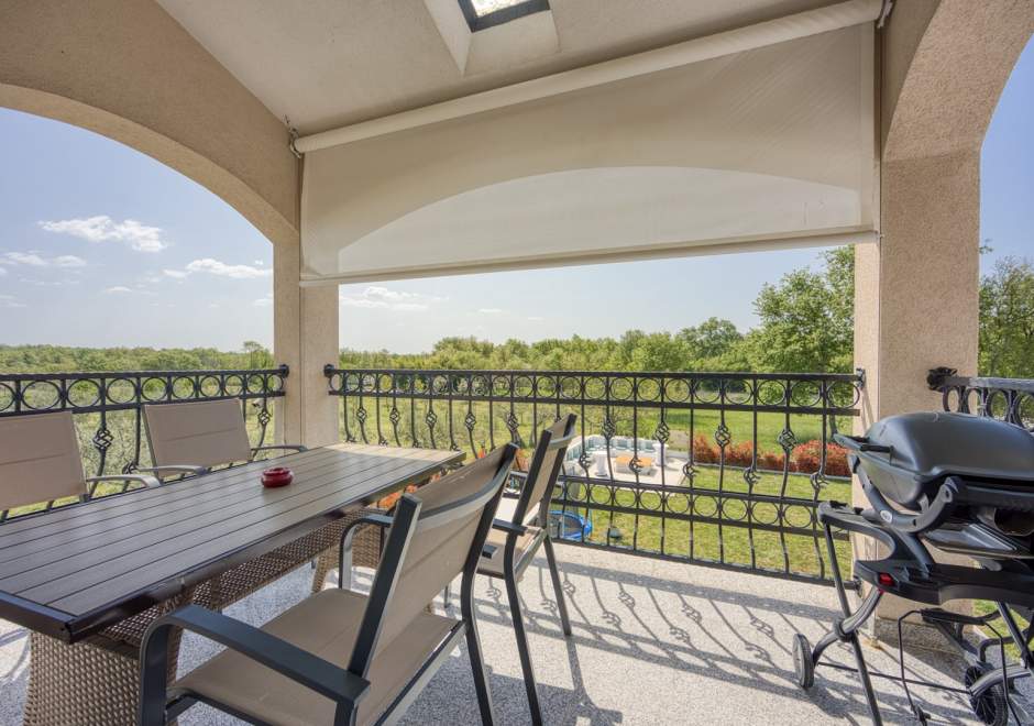 Two-Bedroom Apartment Covic Red