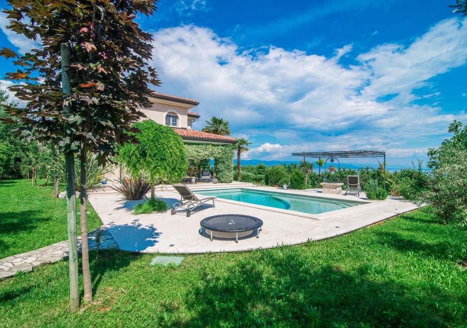 Appartamento con piscina  in Villa Arta a Lovran