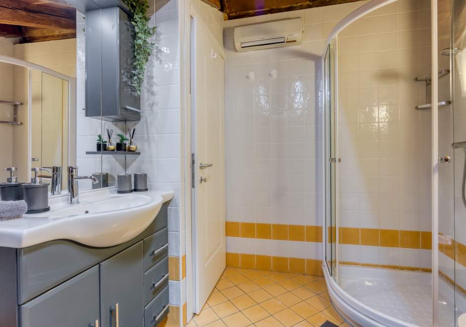 Apartment Sofia with Roof Terrace and Sea View in Gedici