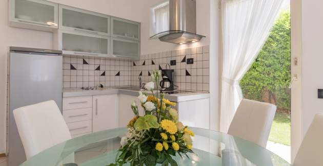 Apartment Black and White - Senior Suite in Villa Vizula