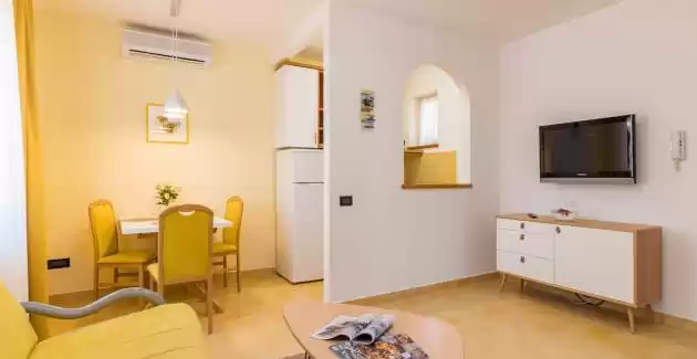Apartment Yellow Junior Suite in Villa Vizula