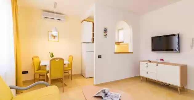 Fiorido Yellow Junior Suite in Villa Vizula