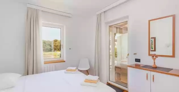 Fiorido White Junior Suite in Villa Vizula